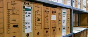Akten in einem Magazinraum in der Stasi-Unterlagenbehörde.