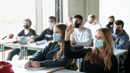 Die Ministerpräsidenten hatten eine durchgängige Maskenpflicht an den Schulen abgelehnt.