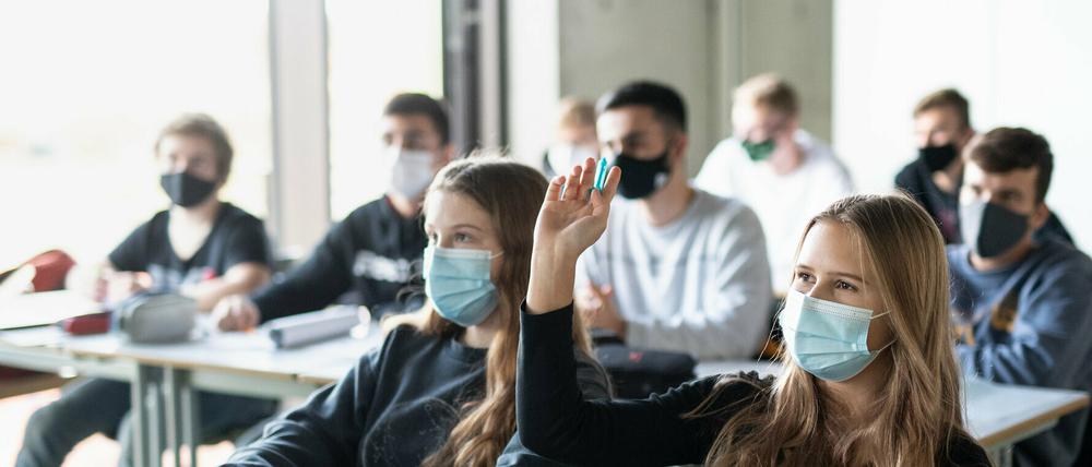 Die Ministerpräsidenten hatten eine durchgängige Maskenpflicht an den Schulen abgelehnt.