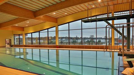 Fast zehn Jahre nach Baustart ist die neue Therme am Zernsee endlich vollendet.