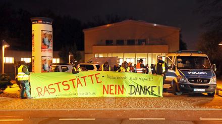 Rund 70 Gegner der Pläne für die Autobahnraststätte protestierten am Donnerstagabend.