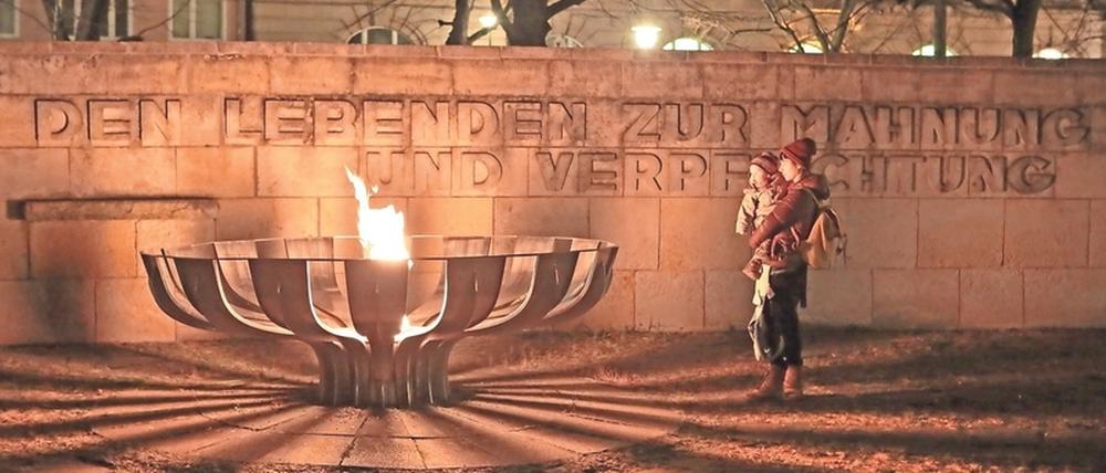 Feuer und Flamme. Das Mahnmal wurde im Jahr 1975 errichtet.