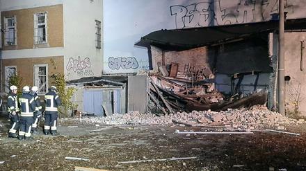 In der zerstörten Garage wurden Gasflaschen entdeckt.