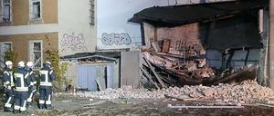 In der zerstörten Garage wurden Gasflaschen entdeckt.