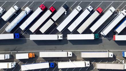 LKWs parken an einer Autobahnraststätte (Symbolbild).
