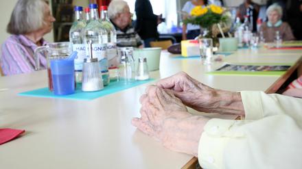 Besuche in Pflegeheimen sind nicht, wie im ersten Lockdown, verboten. Doch die Heime beschränken die Anzahl der Gäste, die kommen dürfen.