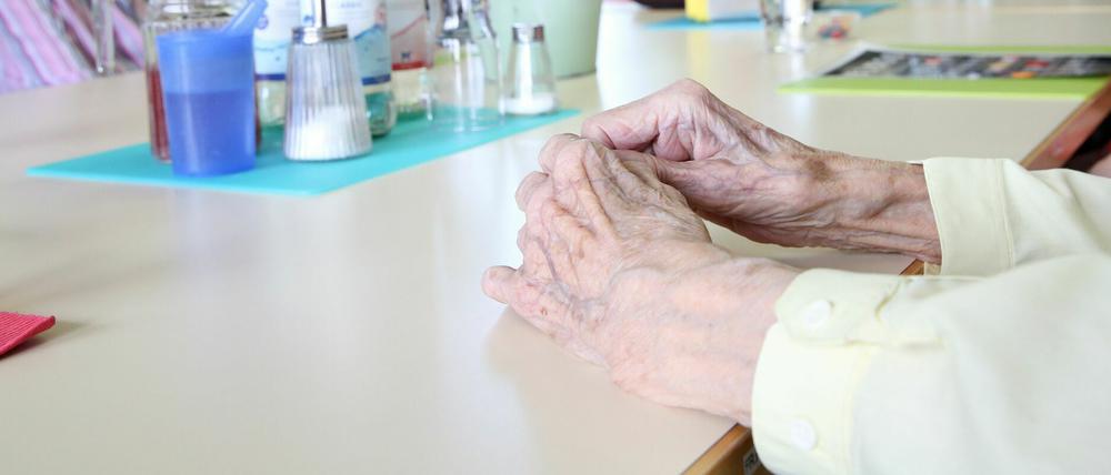 Besuche in Pflegeheimen sind nicht, wie im ersten Lockdown, verboten. Doch die Heime beschränken die Anzahl der Gäste, die kommen dürfen.