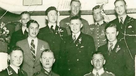 Spieler des SV Babelsberg 03 präsentieren sich 1936 nach einem Kick gegen Hertha BSC in Wehrmachtsuniform.
