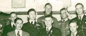 Spieler des SV Babelsberg 03 präsentieren sich 1936 nach einem Kick gegen Hertha BSC in Wehrmachtsuniform. 