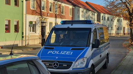 Ein Polizeifahrzeug steht in einer Wohnsiedlung in Görzke.