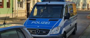 Ein Polizeifahrzeug steht in einer Wohnsiedlung in Görzke.