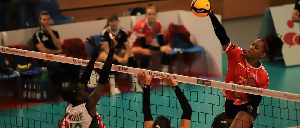 Symona Speech vom SC Potsdam überwindet den Block von Hapoel Kfar Saba.