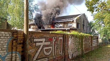 Auch am 30. August brannte es in der Brache in der Babelsberger Glasmeisterstraße.