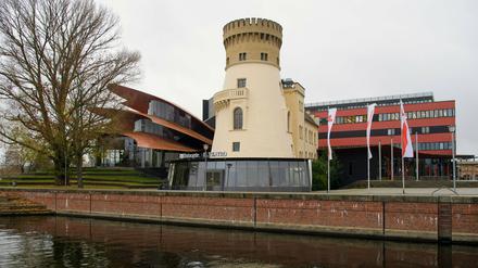 Blick aus das Hans Otto Theater und den Turm des Restaurants "Il Teatro".