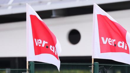 Die Gehälter der Beschäftigten werden schrittweise erhöht.