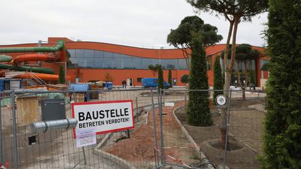 Noch ist das Freizeit- und Erholungsbad "Havel-Therme" nicht vollendet, es gibt aber bereits neue Kosten.