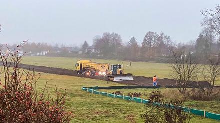 Der Bagger kam am Montag, um eine Baustraße zur geplanten Kita-Baustelle zu verlegen.