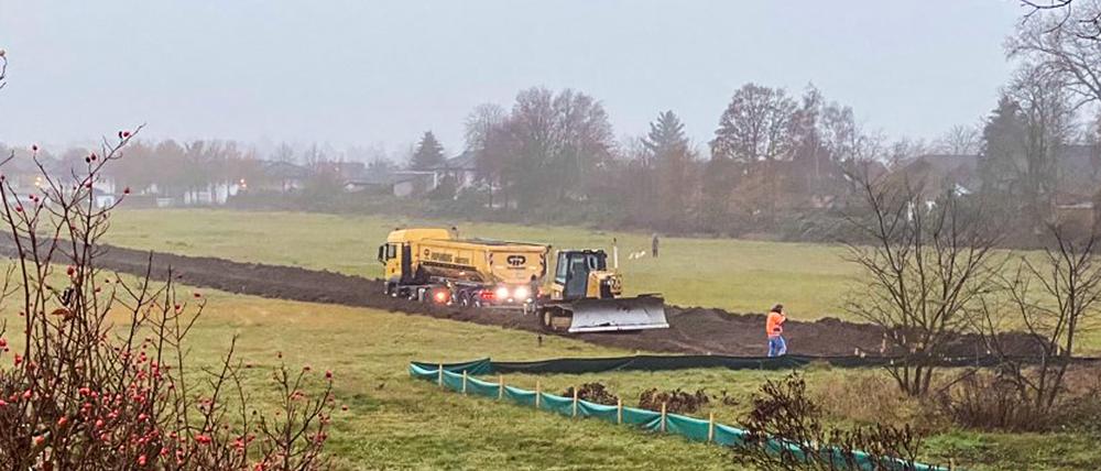 Der Bagger kam am Montag, um eine Baustraße zur geplanten Kita-Baustelle zu verlegen.