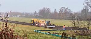 Der Bagger kam am Montag, um eine Baustraße zur geplanten Kita-Baustelle zu verlegen.
