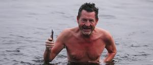 Kai Diekmann nimmt regelmäßig ein Bad im Jungfernsee - auch bei eisiger Kälte.