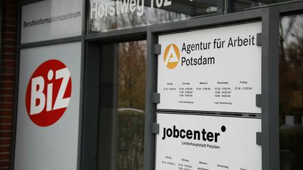 Etwas weniger Arbeitslose als im Oktober aber deutlich mehr als vor einem Jahr zählte die Arbeitsagentur.