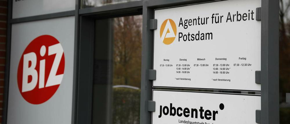 Etwas weniger Arbeitslose als im Oktober aber deutlich mehr als vor einem Jahr zählte die Arbeitsagentur.