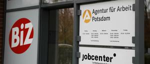 Etwas weniger Arbeitslose als im Oktober aber deutlich mehr als vor einem Jahr zählte die Arbeitsagentur.