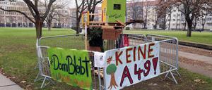 Dieses Miniatur-Baumhaus ziert derzeit den Platz der Einheit in Potsdam.