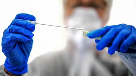 In Potsdam-Mittelmark sind seit Beginn der Pandemie insgesamt 1759 Corona-Fälle registriert worden (Symbolbild).