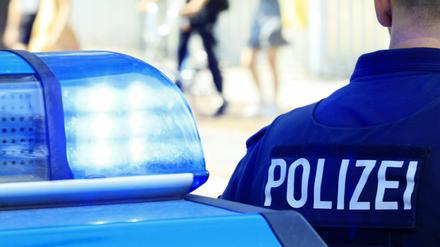 Immer wieder versuchen falsche Polizisten, Menschen mit Schockanrufen um viel Geld zu bringen.