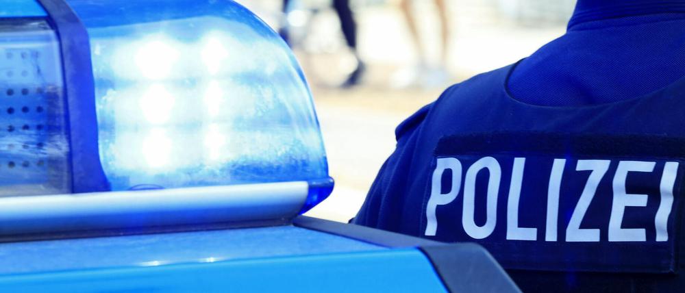 Immer wieder versuchen falsche Polizisten, Menschen mit Schockanrufen um viel Geld zu bringen.