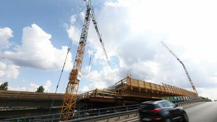 Seit Monaten wird der Neubau zweier Brücken an der Nuthestraße vorangetrieben. 