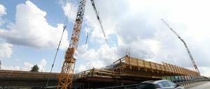 Seit Monaten wird der Neubau zweier Brücken an der Nuthestraße vorangetrieben. 