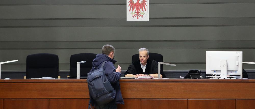 Der Angeklagte im Gespräch mit Richter Francois Eckhard.