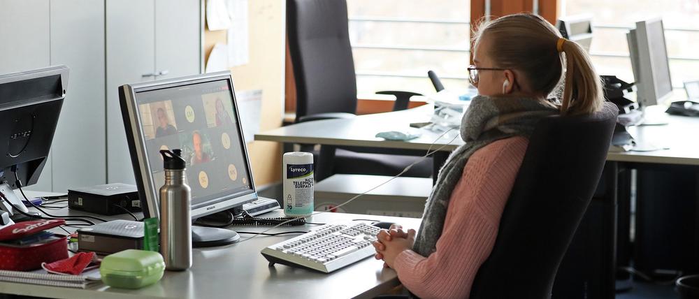 Anneke Pelzer an ihrem Arbeitsplatz bei den PNN.