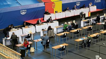 Abstand. Wegen der Corona-Pandemie tagten die Stadtverordneten am Mittwoch in der MBS-Arena am Luftschiffhafen, um mehr Abstand zu ermöglichen. Die sogenannte zweite Welle war auch in der Debatte ein dominierendes Thema.