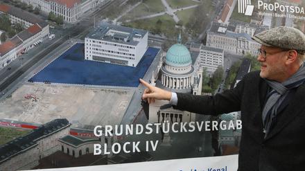 Bert Nicke von der Pro Potsdam informiert über die Grundstücksvergabe. 