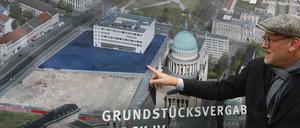 Bert Nicke von der Pro Potsdam informiert über die Grundstücksvergabe. 