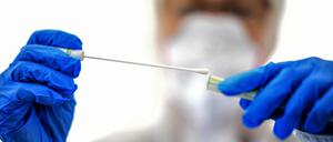 Im Landkreis Potsdam-Mittelmark sind bisher 52 Menschen im Zusammenhang mit dem Coronavirus gestorben (Symbolbild).