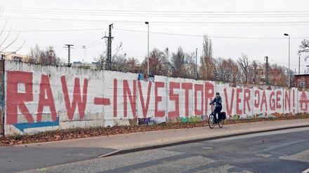 Nicht zu übersehen. Die großflächige Graffiti-Losung auf der RAW-Mauer.