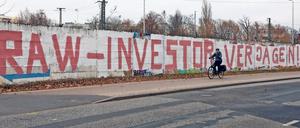 Nicht zu übersehen. Die großflächige Graffiti-Losung auf der RAW-Mauer.