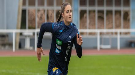 Sie arbeitet hart an ihrem Comeback. Nach einem Kreuzbandriss steht Angreiferin Adrijana Mori wieder auf dem Trainingsplatz und fiebert ihrem Bundesligadebüt bei Turbine Potsdam entgegen. 