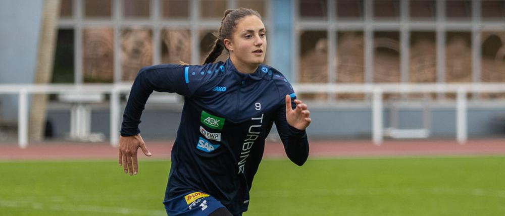 Sie arbeitet hart an ihrem Comeback. Nach einem Kreuzbandriss steht Angreiferin Adrijana Mori wieder auf dem Trainingsplatz und fiebert ihrem Bundesligadebüt bei Turbine Potsdam entgegen.