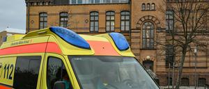 Ein Rettungswagen vom Deutschen Roten Kreuz fährt am Gebäude des Klinikums Niederlausitz vorbei. 