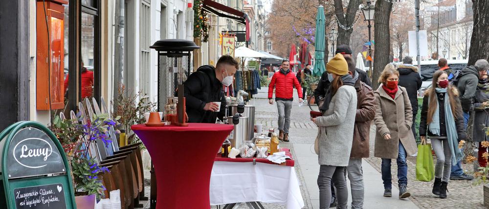 Wie hier in der Dortustraße werden an zahlreichen Stellen in der Innenstadt Glühweinstände betrieben. Ab Samstag gilt ein Alkoholverbot