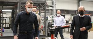 Bundesfinanzminister Olaf Scholz (rechts) besuchte die Potsdamer Kühlanlagenfirma pakt GmbH.