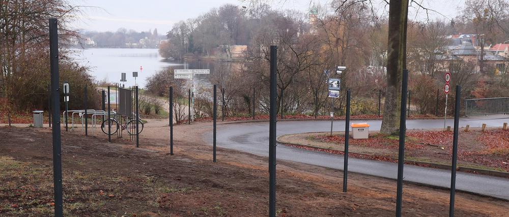 Im Park Babelsberg wird ein neuer Zaun gebaut.