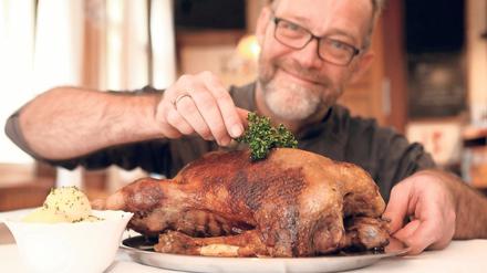 Daniel Zander, Inhaber des Babelsberger Restaurants Otto Hiemke, bietet auch Gänsebraten im Außer-Haus-Verkauf.