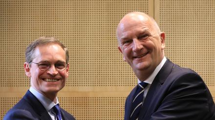 Brandenburgs Ministerpräsident Dietmar Woidke (r.) und Berlins Regierender Bürgermeister Michael Müller (beide SPD) bei einem Auftritt vor der Coronakrise (Archivbild).