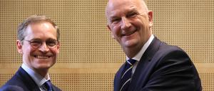 Brandenburgs Ministerpräsident Dietmar Woidke (r.) und Berlins Regierender Bürgermeister Michael Müller (beide SPD) bei einem Auftritt vor der Coronakrise (Archivbild).